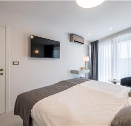 4 bedroom villa with heated pool and sea view in Vinišće, sleeps 8